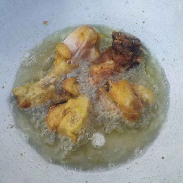 Setelah dingin, goreng ayam hingga matang.