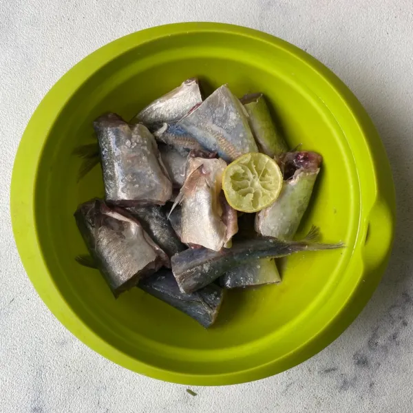 Cuci bersih ikan tongkol, lumuri dengan jeruk nipis dan garam. Diamkan selama 15 menit.