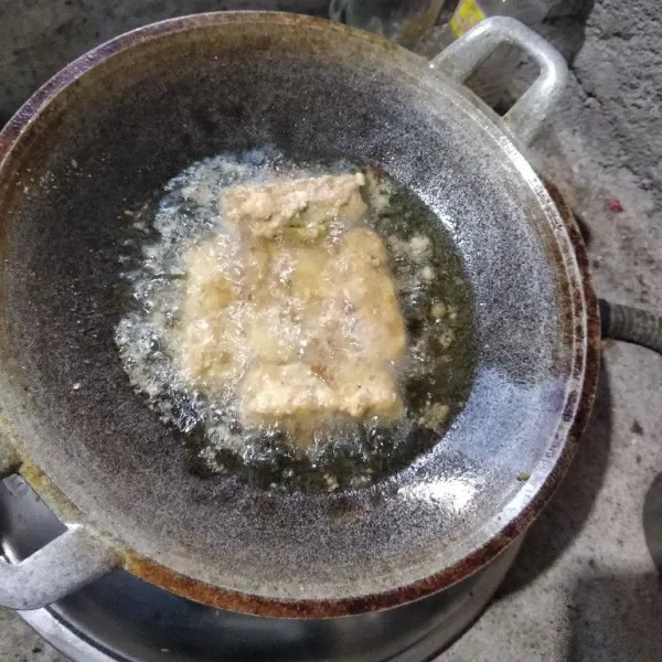 Goreng dalam minyak panas, jika mau disajikan.