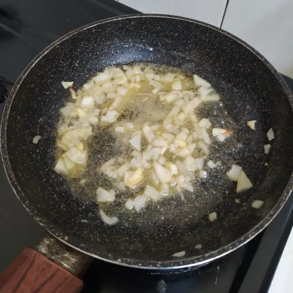 Panaskan margarin, tumis bawang bombai hingga harum