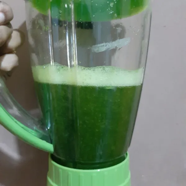 Blender daun pandan dengan 400 ml air, lalu saring
