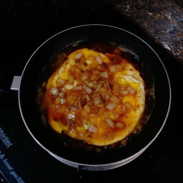Masak hingga saus meresap ke dalam telur dan matikan kompor.