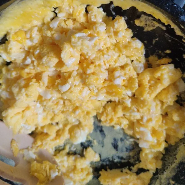 Masak telur orak-arik hingga matang.
