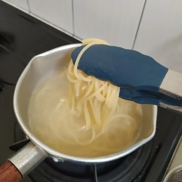 Rebus pasta, tambahkan sedikit garam dan minyak di dalam air rebusannya.. angkat tiriskan