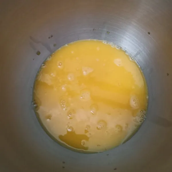 Masukkan telur, gula pasir & sp. Mixer dengan speed tinggi hingga kental berjejak.