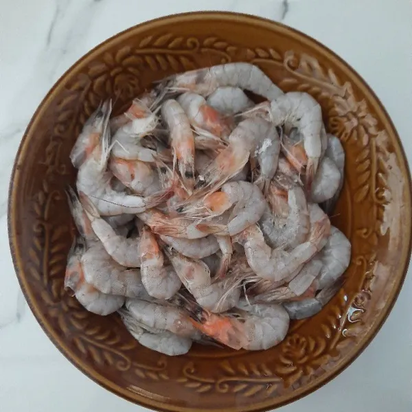 Bersihkan udang terlebih dahulu tambahkan perasan jeruk nipis jika ada supaya tidak amis