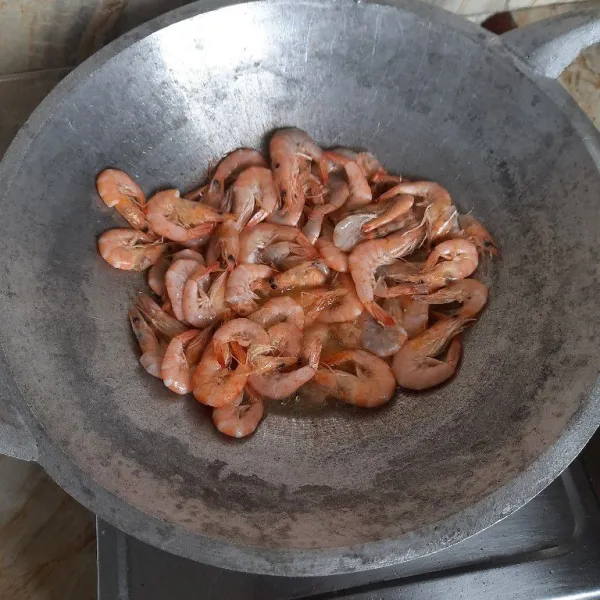 Goreng udang selama 5 menit jangan terlalu matang