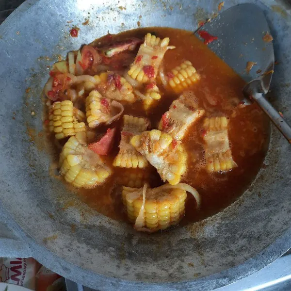 Masukan potongan jagung, dan masak selama 5 menit sampai air dan bumbu mendidih