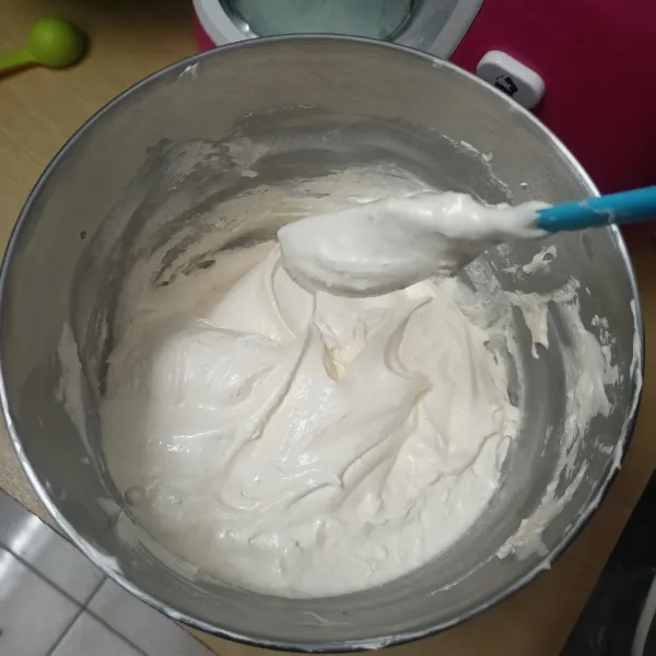 Masukkan bahan kering, aduk rata dengan spatula & masukan margarin secara bertahap. Aduk balik.