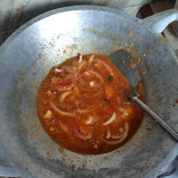 Setelah bumbu saus masuk, tambahkan 1 gelas air dan masukan irisan bawang bombay, bawang daun, tomat dan tambahkan garam, gula pasir, lada, penyedap rasa