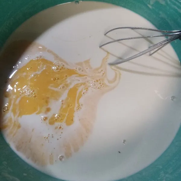 Tambahkan telur yang telah di kocok lepas, aduk hingga tercampur rata.