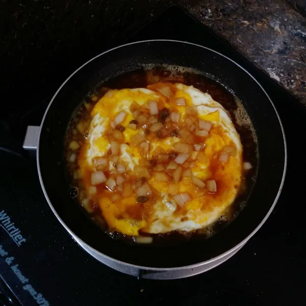 Tuang saus tiram, kaldu jamur, garam, lada, dan air, aduk rata, dan masukkan telur.