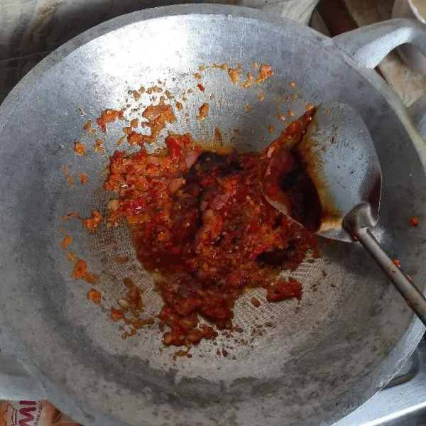 Tambahkan kecap manis, saus tiram, saus tomat, saus pedas sesuai list bahan saus di atas.