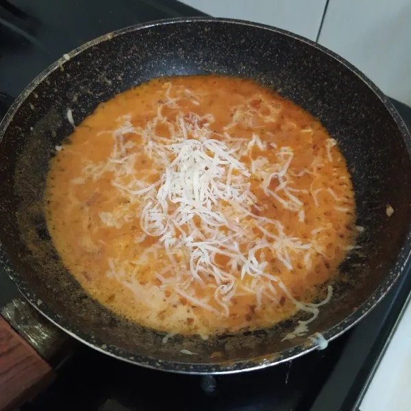 Tambahkan keju mozzarella parut, aduk rata sambil beri seasoning garam dan lada bubuk