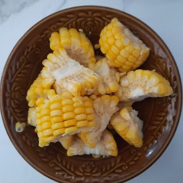 Potong jagung jadi beberapa bagian lalu rebus selama 10 menit