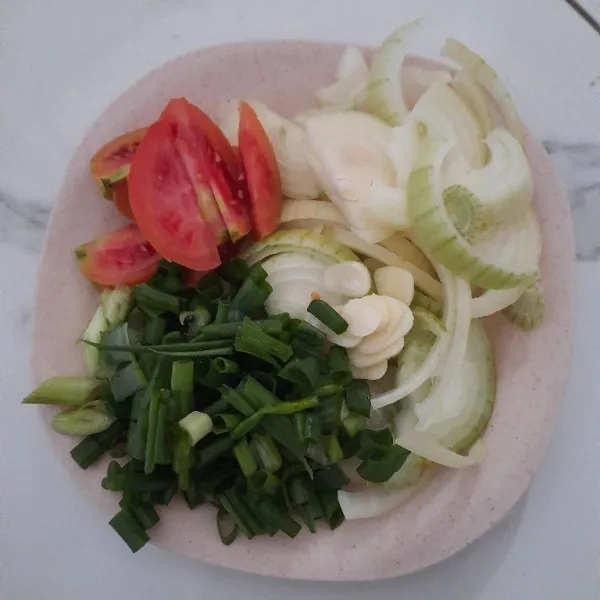 Iris bawang bombay, tomat, bawang daun, 1 butir bawang putih.