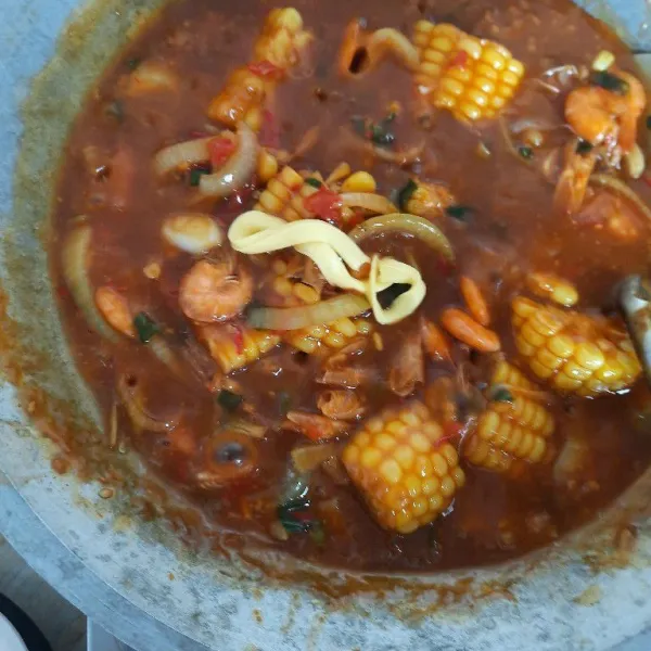 Masukan udang yang sudah di goreng dan tambahkan tepung maizena yang sudah dicairkan, masak dan tes rasa, terkahir tambahkan 1 sdm mentega. Udang asam manis siap disajikan