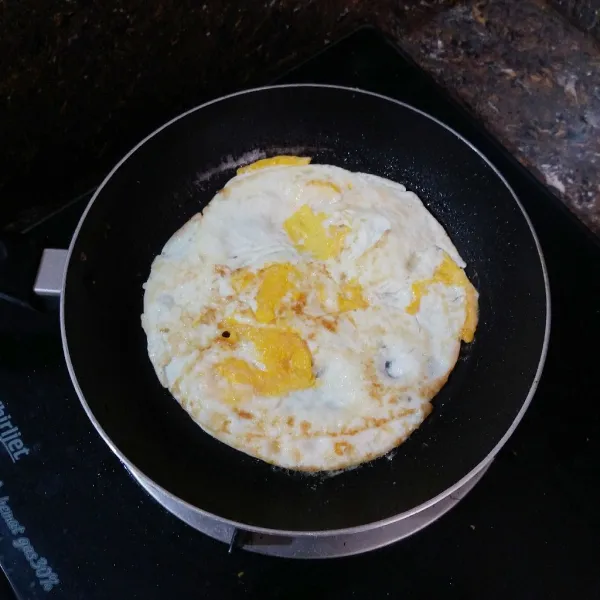 Panaskan teflon, ceplok telur, masak hingga tingkat kematangan sesuai selera, matikan kompor, dan sisihkan.
