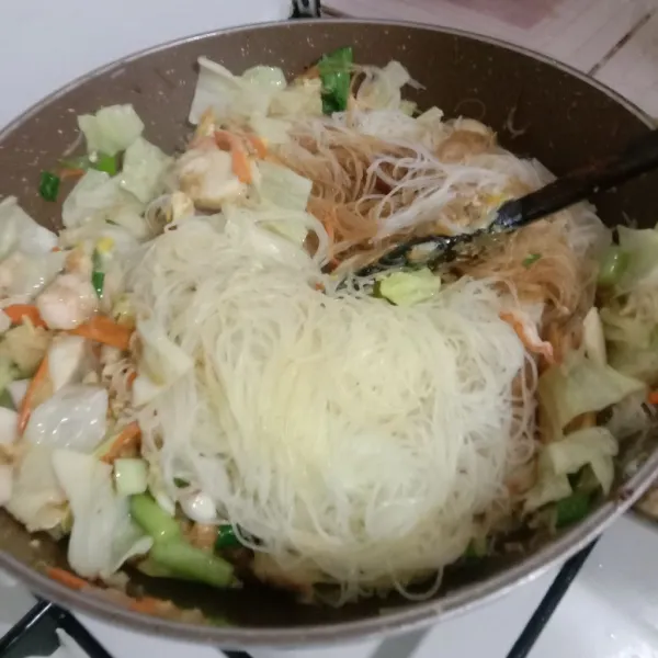 Masukkan bihun yang sudah direndam