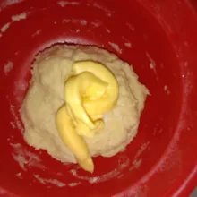 Masukkan margarin dan garam, lalu aduk rata.