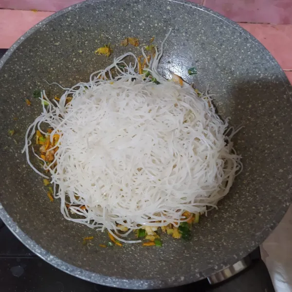 Masukkan bihun, aduk rata.