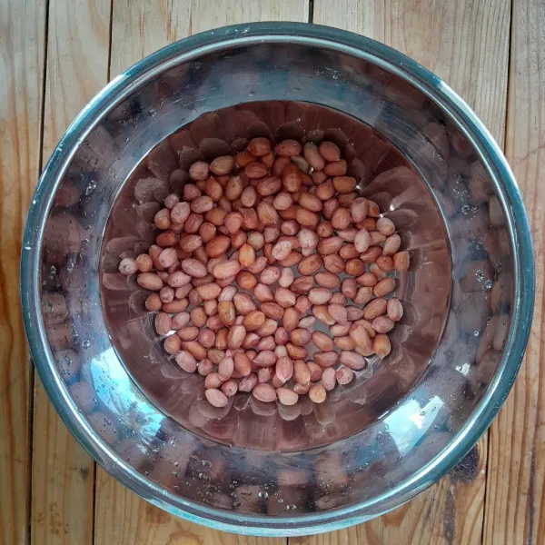 Cuci kacang tanah, rendam selama 5 menit (buang kacang-kacang yang mengapung). Tiriskan.