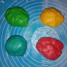 Setelah 45 menit, kempeskan adonan. Aduk-aduk lagi, kemudian diamkan 20 menit. Kempeskan lagi, aduk-aduk lagi, dimakan kembali selama 20 menit (total proofing selama 85 menit).