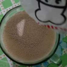 Untuk membuat biang, campur susu, gula, dan ragi. Kemudian, aduk rata dan diamkan selama 5 menit sampai berbusa.