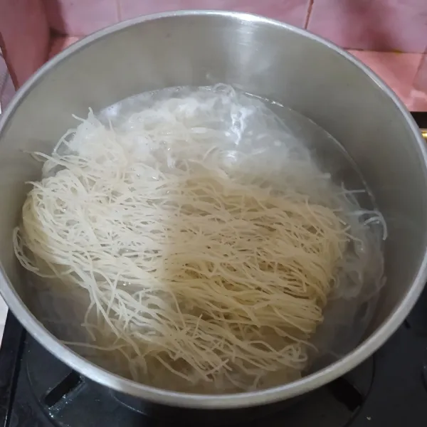 Rebus bihun beras sebentar saja, angkat dan tiriskan.