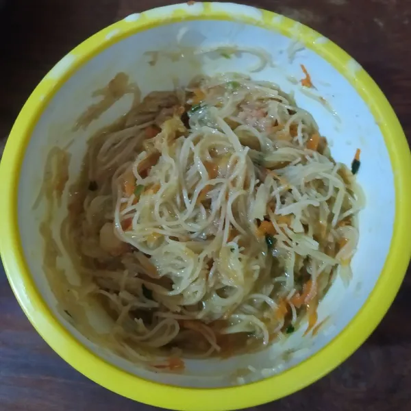 Kocok telur, masukkan bihun.