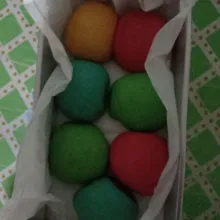 Tata adonan di loyang yang sudah dipoles margarin dan dialasi kertas roti. Diamkan selama 10 menit, kemudian taburi tepung yang diayak. Panggang selama 15 menit menggunakan suhu 180°C (sebelumnya oven dipanaskan dahulu).