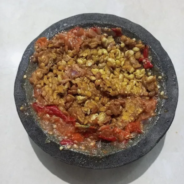 Tambahkan tempe yang sudah digoreng lalu geprek diatas sambal, dan sambal tempe pun siap disajikan.