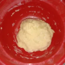 Campur semua bahan, kecuali margarin dan garam. Aduk rata, masukkan bahan biang, lalu aduk lagi.