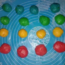 Bagi-bagi adonan seberat 30 gr untuk masing-masing warna, lalu bulatkan.