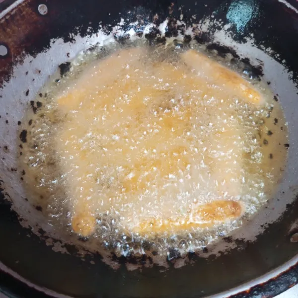 Panaskan minyak, goreng sotong sampai matang.