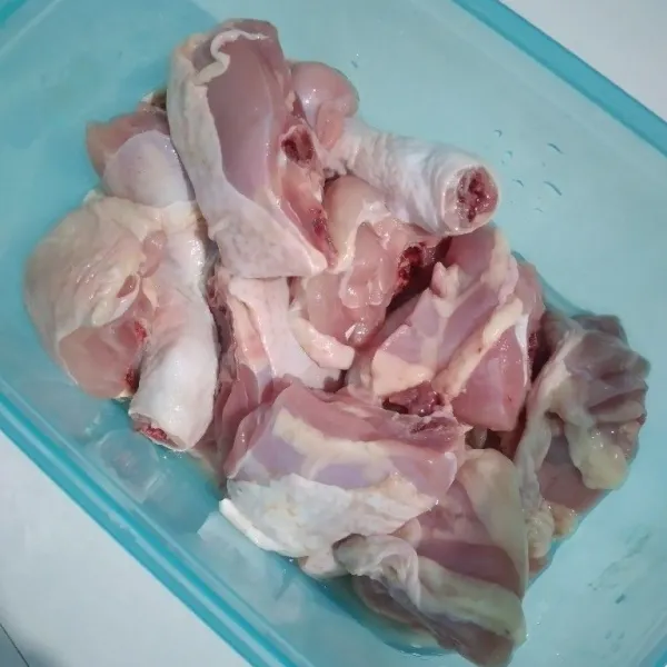 Cuci bersih daging ayam