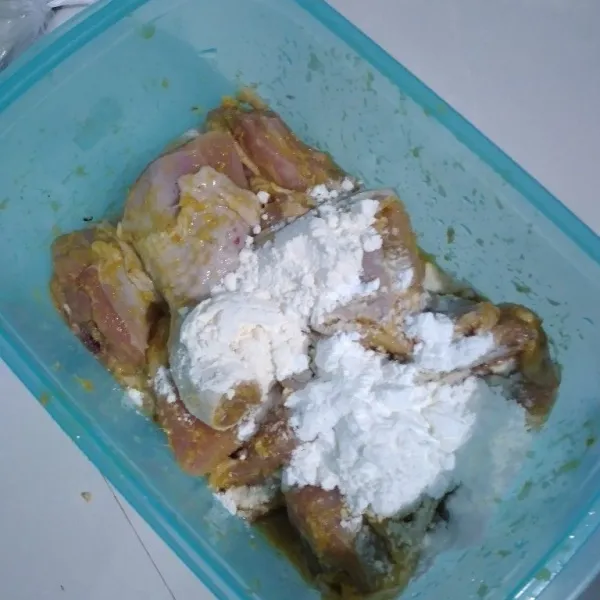 Tambahkan tepung maizena, aduk merata. Diamkan kurang lebih 5 menit