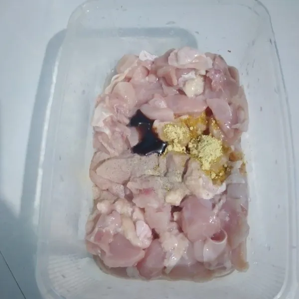 Potong dadu ayam, lalu cuci bersih. Tambahkan saus tiram, bumbu instan, dan lada. Aduk merata, diamkan selama 15 menit.