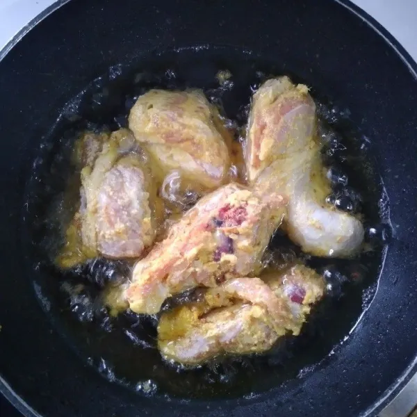 Panaskan minyak, goreng sampai berwarna kecoklatan/matang. Sambil dibalik sesekali