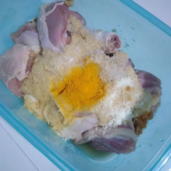 Masukkan bumbu halus, lada, kunyit dan penyedap rasa. Aduk merata