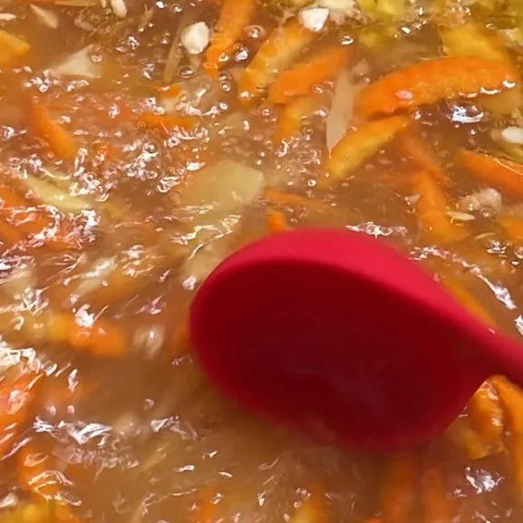Tambahkan air, garam, kaldu, kecap ikan, dan lada bubuk. Masak hingga wortel agak empuk.