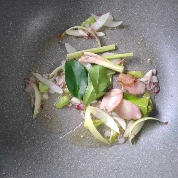Tumis semua bahan bumbu sampai harum dan matang.