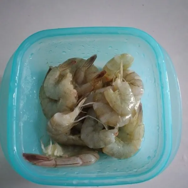 Bersihkan udang, kemudian cuci bersih.
