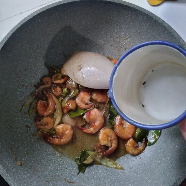 Tambahkan sedikit air. Aduk sebentar. Setelah itu, angkat dan sajikan!