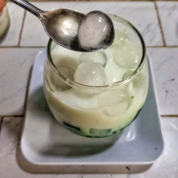 Tambahkan es batu secukupnya dan sajikan dalam gelas dengan daun pandan.