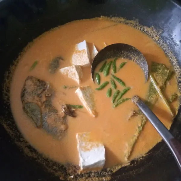 Masukkan ikan dan tahu, dan cabe rawit, aduk perlahan agar ikan tidak hancur