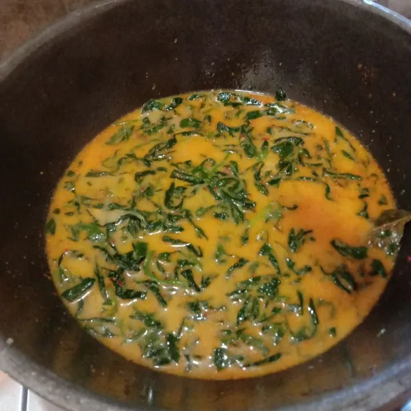 Koreksi rasa, jika sudah pas masukan santan, masak sampai mendidih sambil diaduk agar santan tidak pecah. Jika sudah mendidih matikan kompor, lalu sajikan dengan taburan bawang goreng