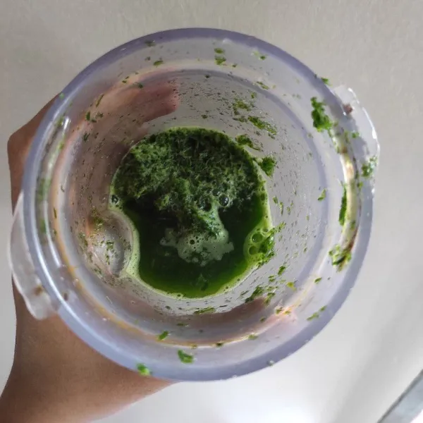 Blender daun pandan, dan saring