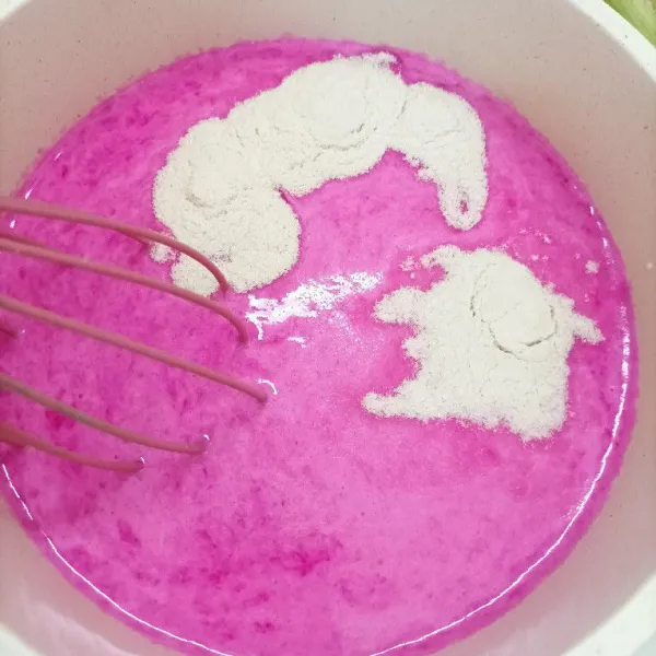 Dalam panci campur buah naga yang sudah diblender,sisa susu cair, bubuk agar-agar dan gula aduk rata hingga gula larut.
