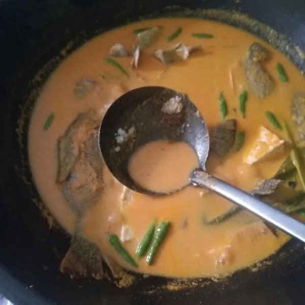 Tambahkan garam dan penyedap rasa, tes rasa, salin ke piring saji, dan siap di hidangkan